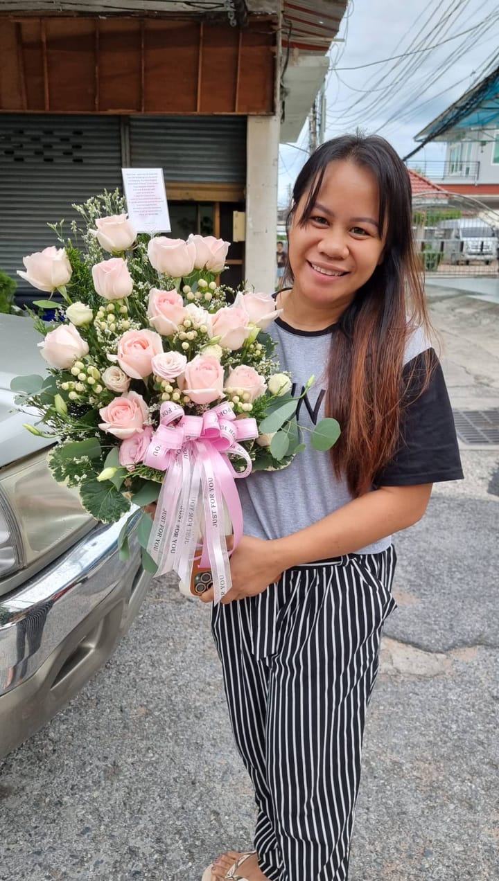 ลูกค้ากำลังรับช่อกุหลาบและยิปโซ สีชมพูและขาว (สินค้าอื่น)