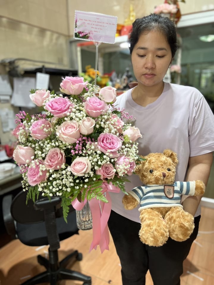 ลูกค้ากำลังรับช่อกุหลาบและยิปโซ สีชมพูและขาว (สินค้าอื่น)