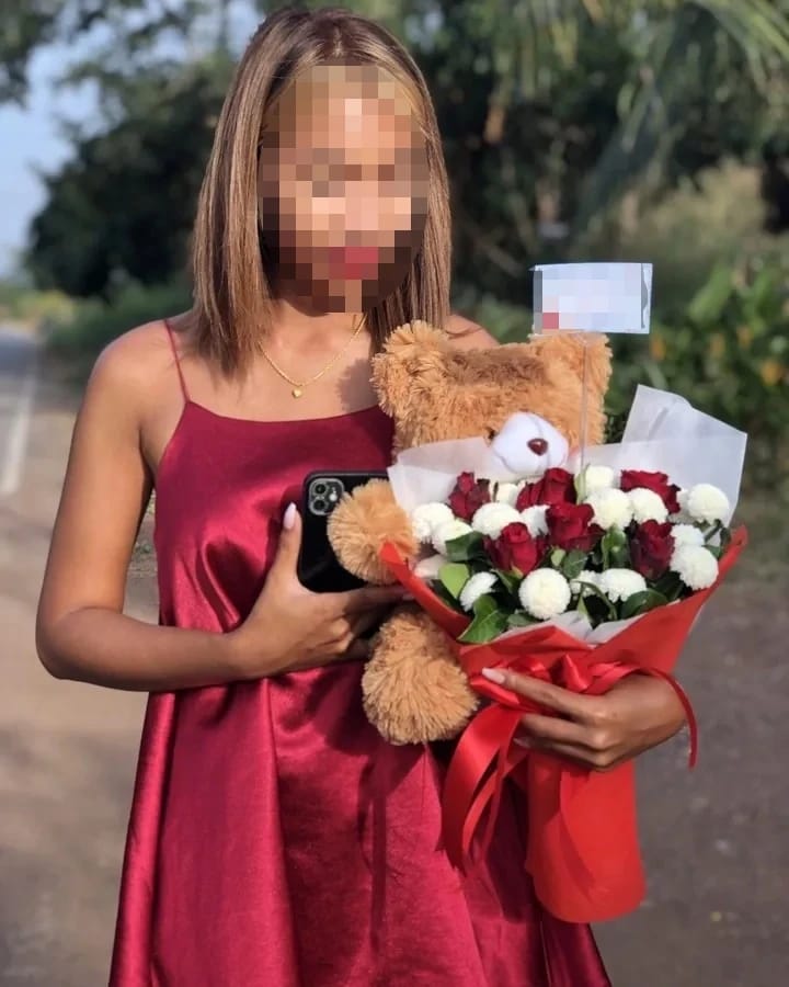 ลูกค้ากำลังรับช่อดอกไม้ที่คล้ายกัน มีกุหลาบแดง เบญจมาศขาว พร้อมตุ๊กตาหมี (สินค้าอื่น)