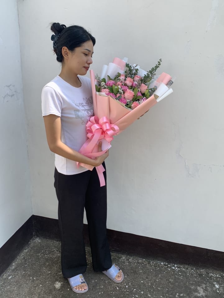 ลูกค้ากำลังรับช่อกุหลาบและยิปโซ สีชมพูและขาว (สินค้าอื่น)