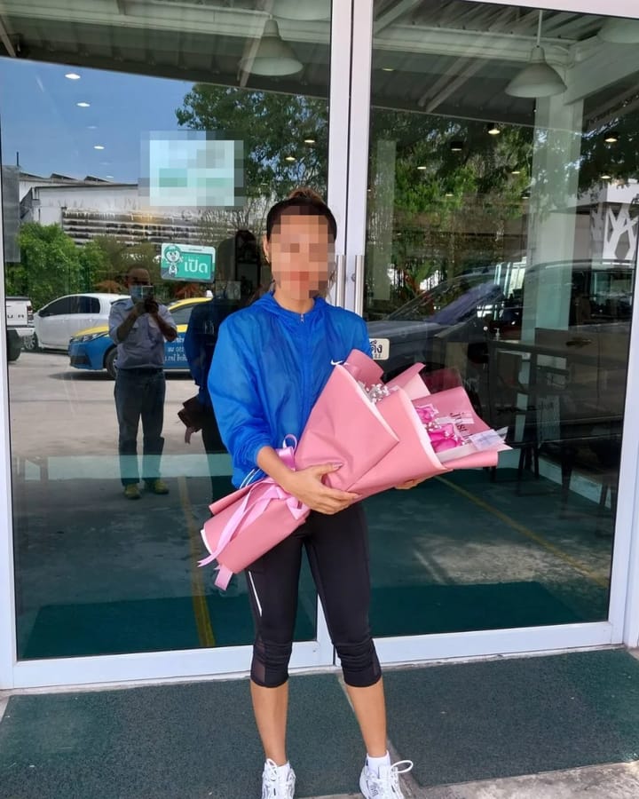 ลูกค้ากำลังรับช่อดอกไม้ที่คล้ายกัน มีกุหลาบชมพูเข้ม ยิปโซขาว (สินค้าอื่น)