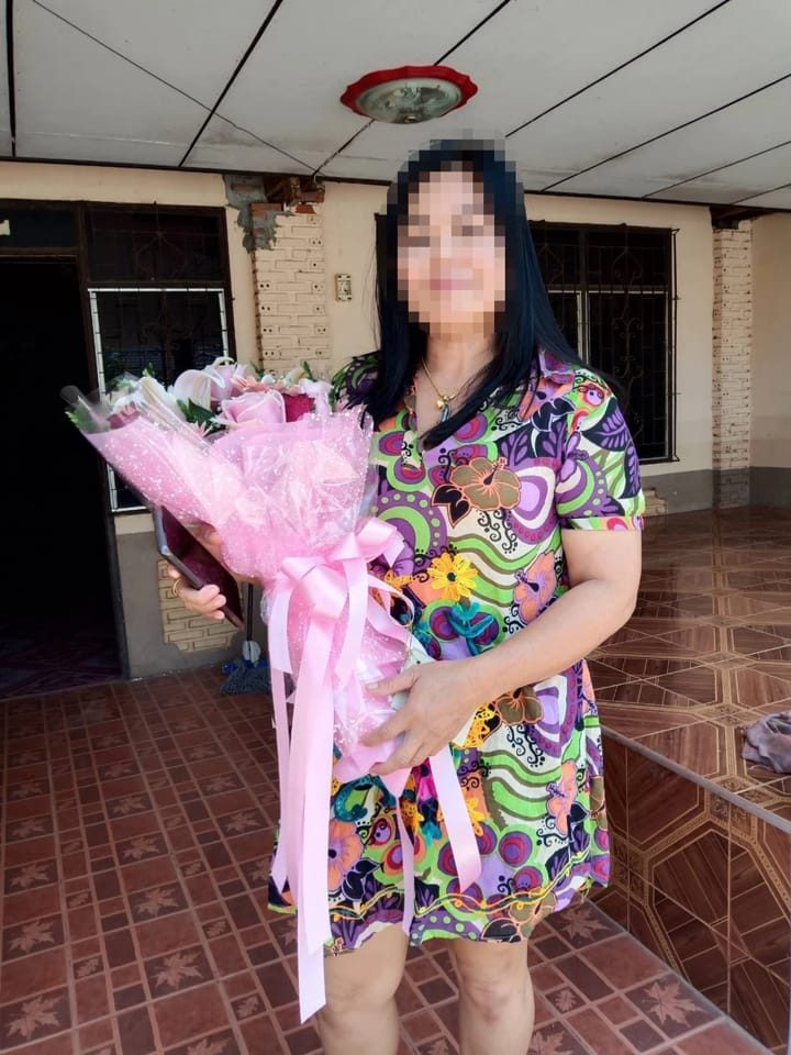 ลูกค้ากำลังรับช่อดอกไม้ที่คล้ายกัน มีกุหลาบชมพูและแดงเข้ม ลิลลี่ชมพูและขาว (สินค้าอื่น)