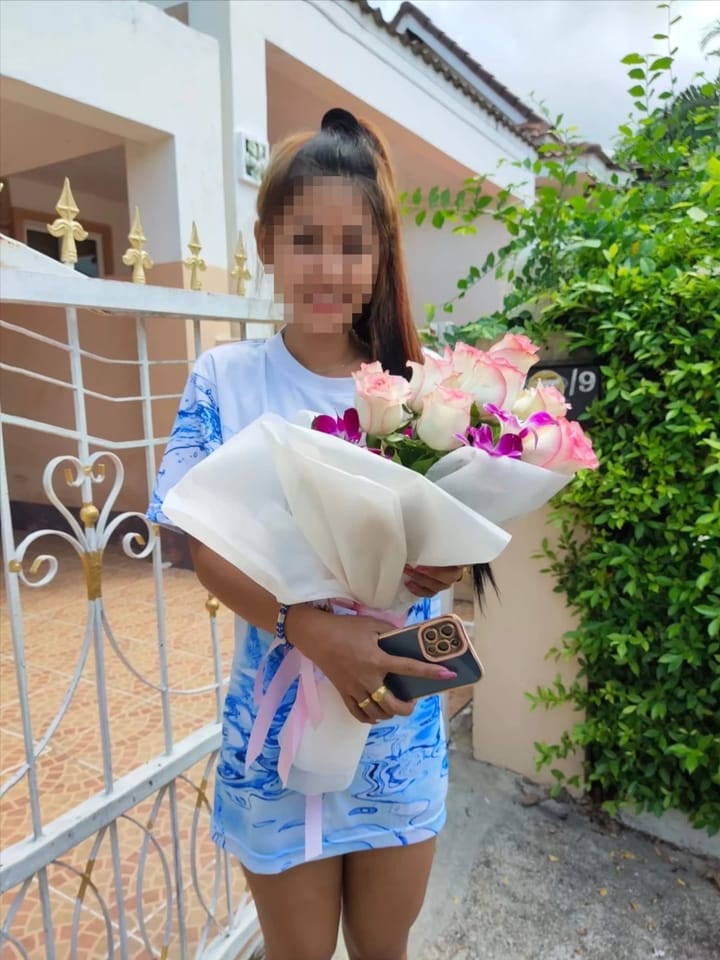 ลูกค้ากำลังรับช่อดอกไม้ที่คล้ายกัน มีกุหลาบชมพูและขาว กล้วยไม้ม่วง (สินค้าอื่น)