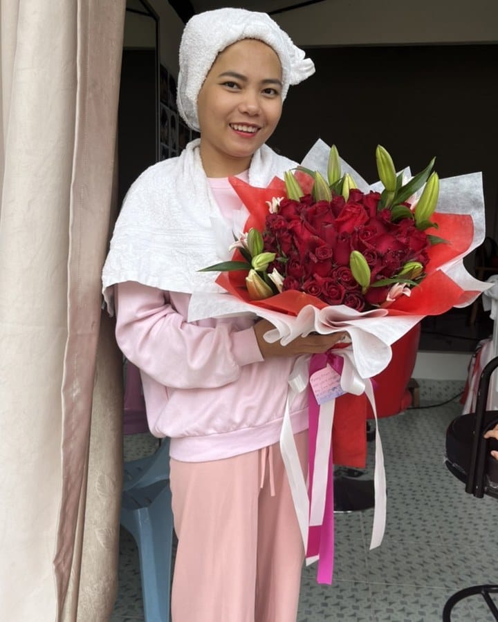 ลูกค้ากำลังรับช่อกุหลาบและลิลลี่ สีแดงและขาว (สินค้าอื่น)
