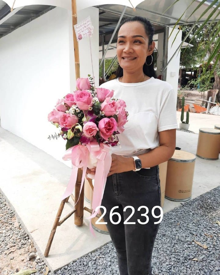 ลูกค้ากำลังรับช่อกุหลาบและยิปโซ สีชมพูและขาว (สินค้าอื่น)