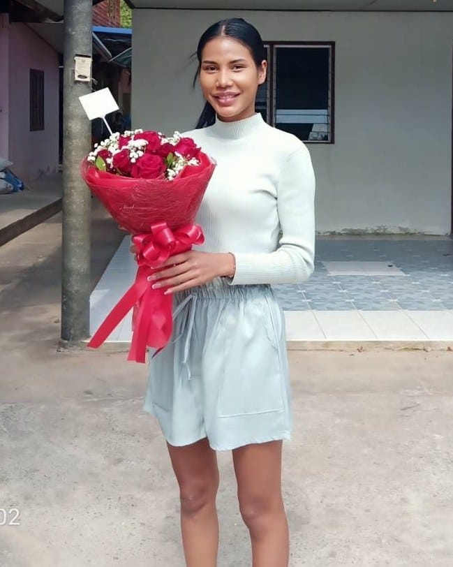 ลูกค้ากำลังรับช่อกุหลาบและยิปโซ สีแดงและขาว (สินค้าอื่น)