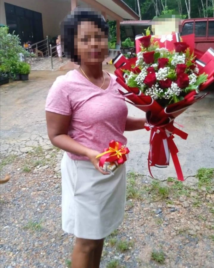 ลูกค้ากำลังรับช่อดอกไม้ที่คล้ายกัน มีกุหลาบแดง ยิปโซขาว พร้อมกล่องของขวัญ (สินค้าอื่น)