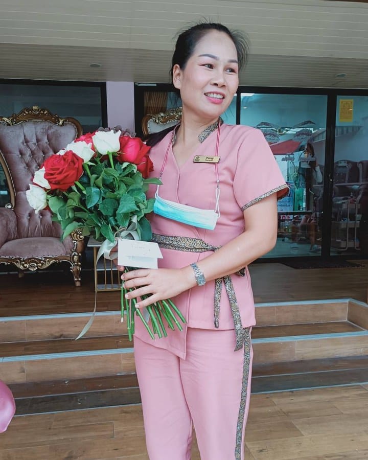 ลูกค้ากำลังรับช่อกุหลาบแดง ขาว และชมพู (สินค้าอื่น)