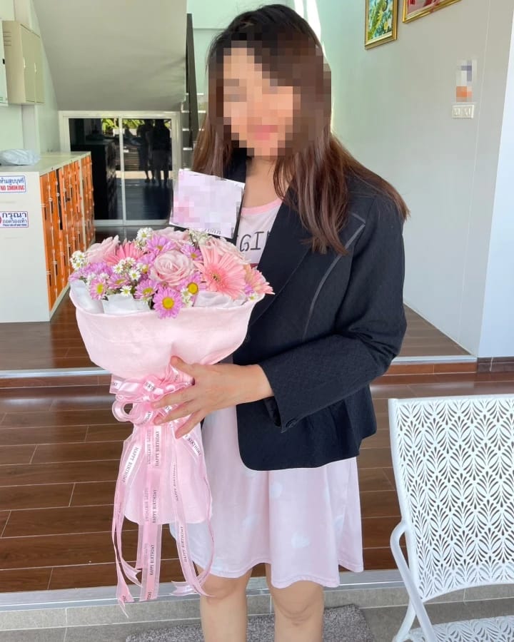 ลูกค้ากำลังรับช่อดอกไม้ที่คล้ายกัน มีเยอบีร่าชมพู กุหลาบชมพู เดซี่ม่วงและขาว (สินค้าอื่น)