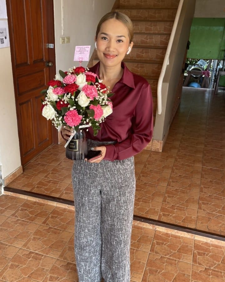 ลูกค้ากำลังรับช่อคาร์เนชั่นและยิปโซ สีขาว ชมพู และแดง (สินค้าอื่น)