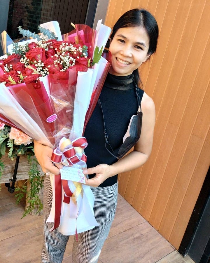 ลูกค้ากำลังรับช่อกุหลาบและยิปโซ สีแดงและขาว (สินค้าอื่น)