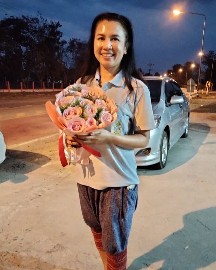 ลูกค้ากำลังรับช่อกุหลาบชมพู (สินค้าอื่น)