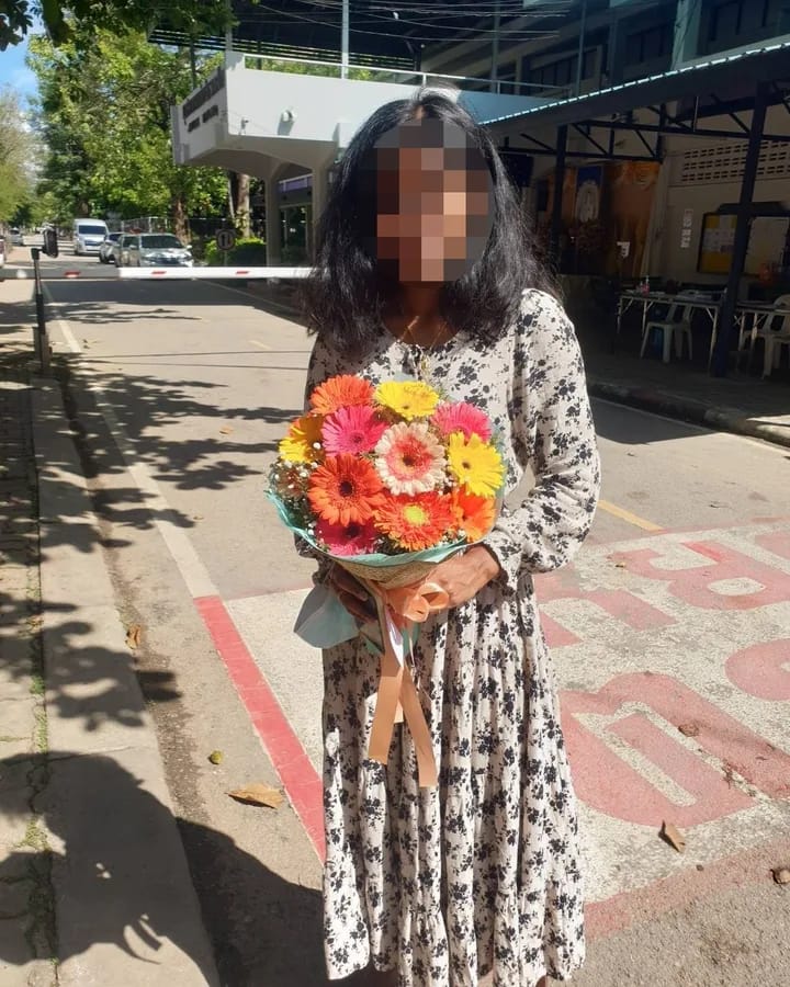 ลูกค้ากำลังรับช่อดอกไม้ที่คล้ายกัน มีเยอบีร่าส้มและชมพู (สินค้าอื่น)