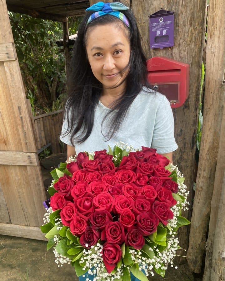 ลูกค้ากำลังรับช่อกุหลาบและยิปโซ สีแดงและขาว (สินค้าอื่น)
