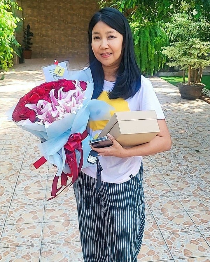 ลูกค้ากำลังรับช่อกุหลาบและกล้วยไม้ สีแดงและชมพู (สินค้าอื่น)