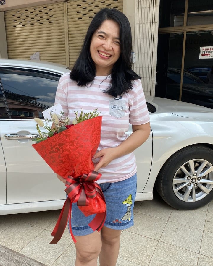 ลูกค้ากำลังรับช่อกุหลาบและยิปโซ สีแดงและขาว (สินค้าอื่น)