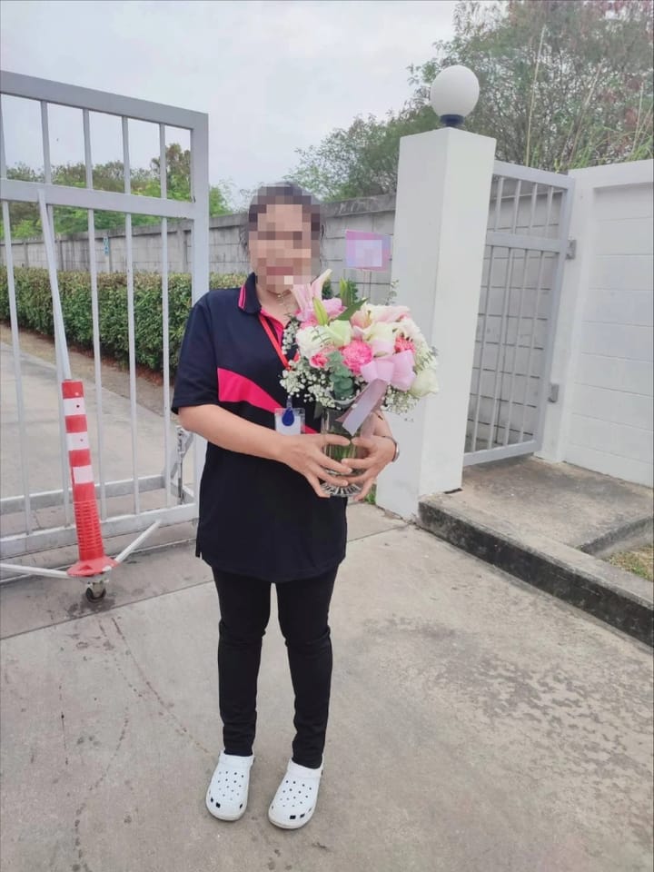 ลูกค้ากำลังรับแจกันดอกไม้ที่คล้ายกัน มีลิลลี่ชมพู กุหลาบขาว คาร์เนชั่นชมพู ยิปโซขาว (สินค้าอื่น)