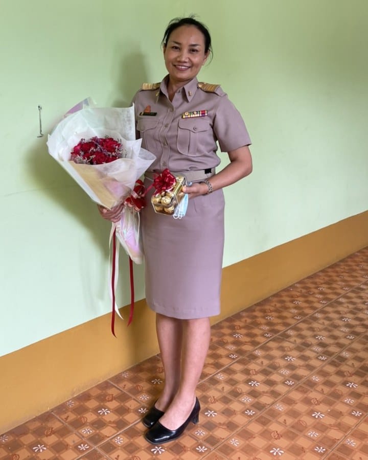 ลูกค้ากำลังรับช่อกุหลาบแดง (สินค้าอื่น)