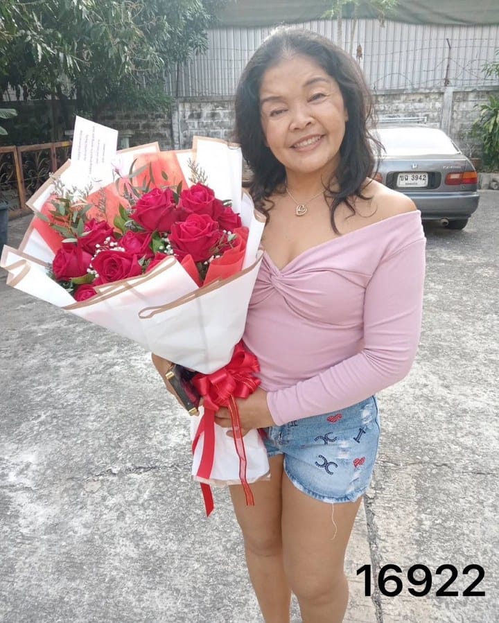 ลูกค้ากำลังรับช่อกุหลาบแดง (สินค้าอื่น)