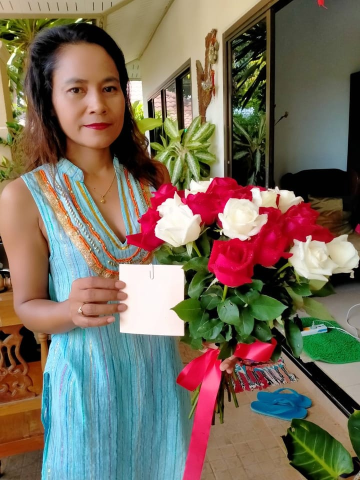 ลูกค้ากำลังรับช่อกุหลาบแดงและขาว (สินค้าอื่น)