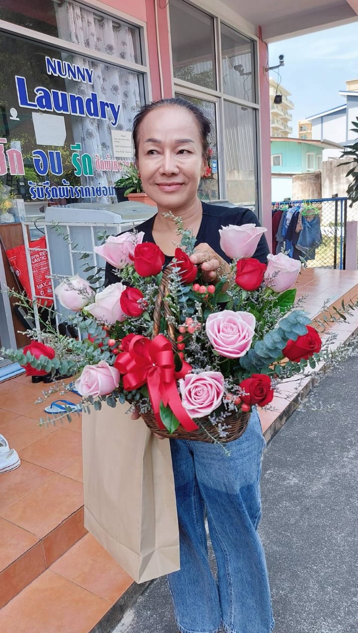 ลูกค้ากำลังรับช่อกุหลาบชมพูและแดง (สินค้าอื่น)