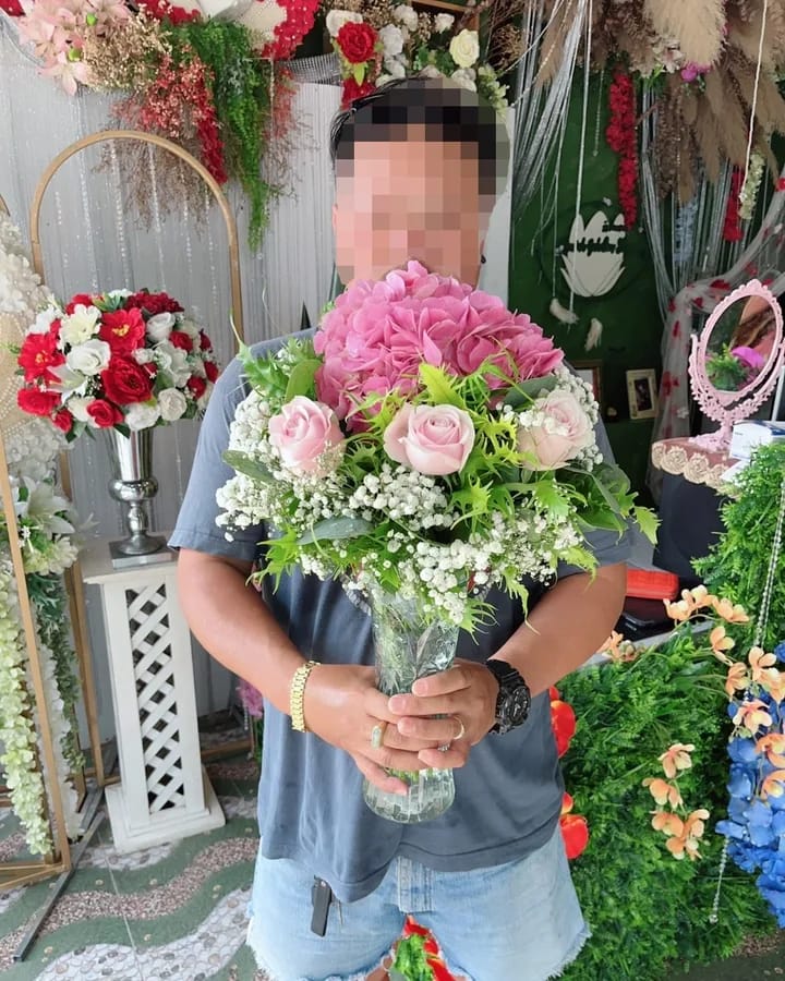 ลูกค้ากำลังรับแจกันดอกไม้ที่คล้ายกัน มีไฮเดรนเยียชมพู กุหลาบชมพู ยิปโซขาว (สินค้าอื่น)