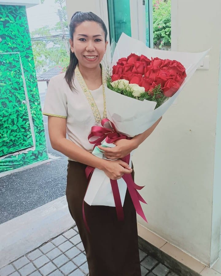 ลูกค้ากำลังรับช่อกุหลาบแดงและขาว (สินค้าอื่น)