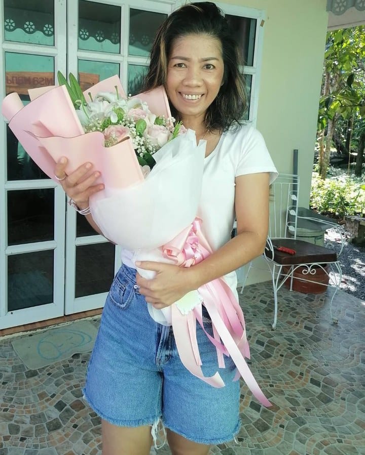 ลูกค้ากำลังรับช่อกุหลาบ ลิลลี่ และยิปโซ สีชมพูและขาว (สินค้าอื่น)
