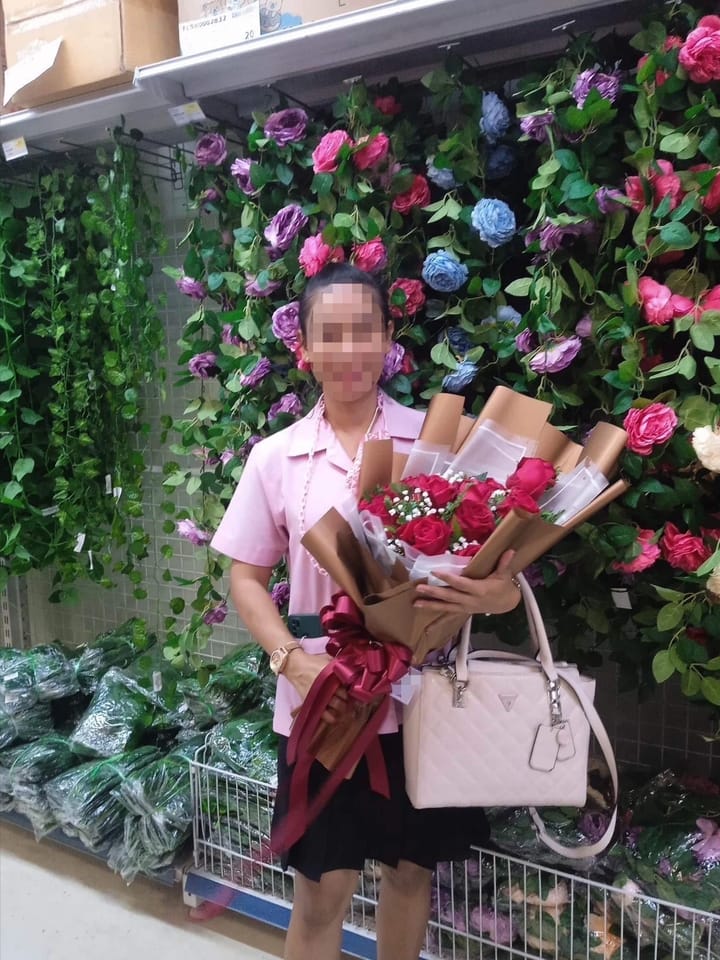 ลูกค้ากำลังรับช่อดอกไม้ที่คล้ายกัน มีกุหลาบแดง ยิปโซขาว (สินค้าอื่น)