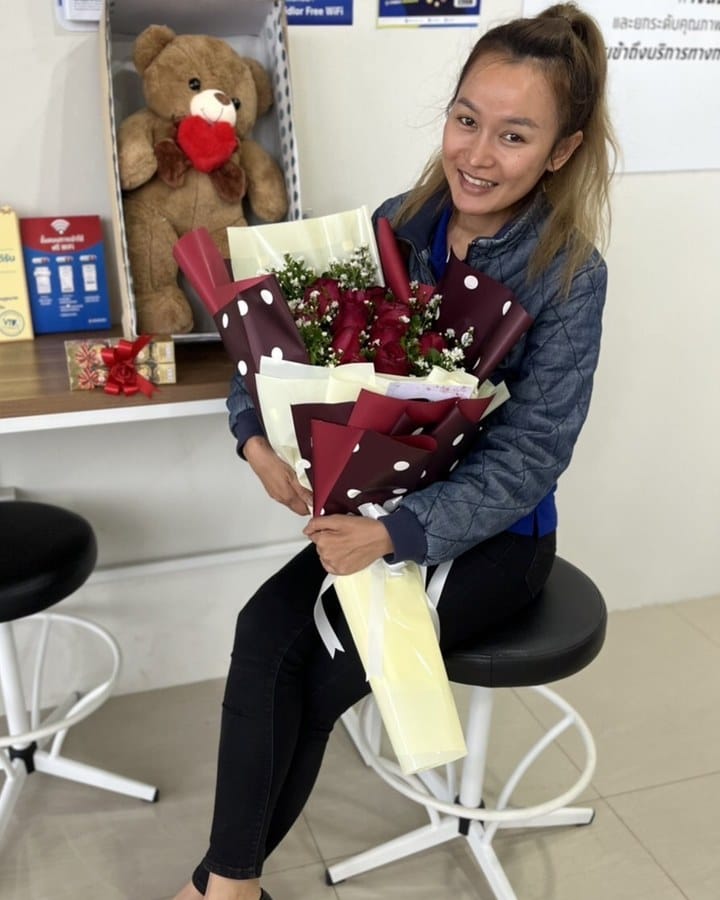 ลูกค้ากำลังรับช่อกุหลาบและยิปโซ สีแดงและขาว (สินค้าอื่น)