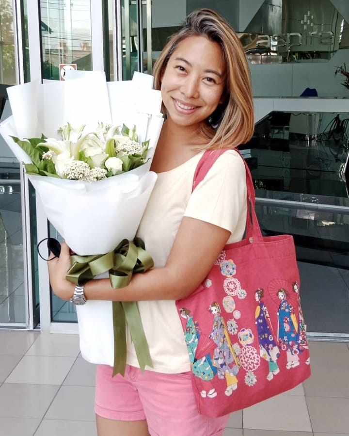 ลูกค้ากำลังรับช่อลิลลี่ขาวและยิปโซ (สินค้าอื่น)