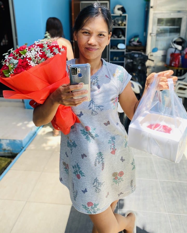 ลูกค้ากำลังรับช่อกุหลาบและยิปโซ สีแดงและขาว (สินค้าอื่น)