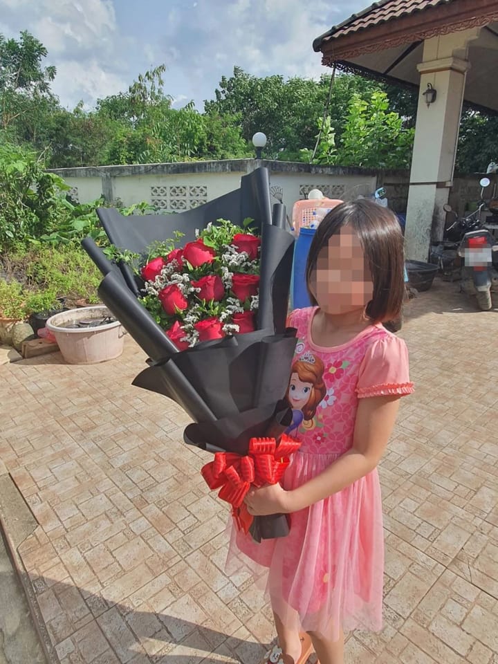 ลูกค้ากำลังรับช่อดอกไม้ที่คล้ายกัน มีกุหลาบแดง สแตติสขาว (สินค้าอื่น)