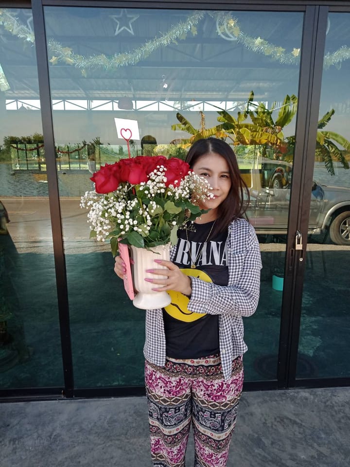 ลูกค้ากำลังรับช่อกุหลาบและยิปโซ สีแดงและขาว (สินค้าอื่น)