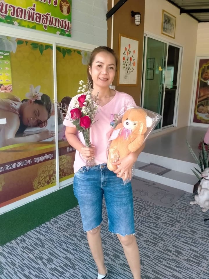 ลูกค้ากำลังรับช่อกุหลาบและยิปโซ สีแดงและขาว (สินค้าอื่น)