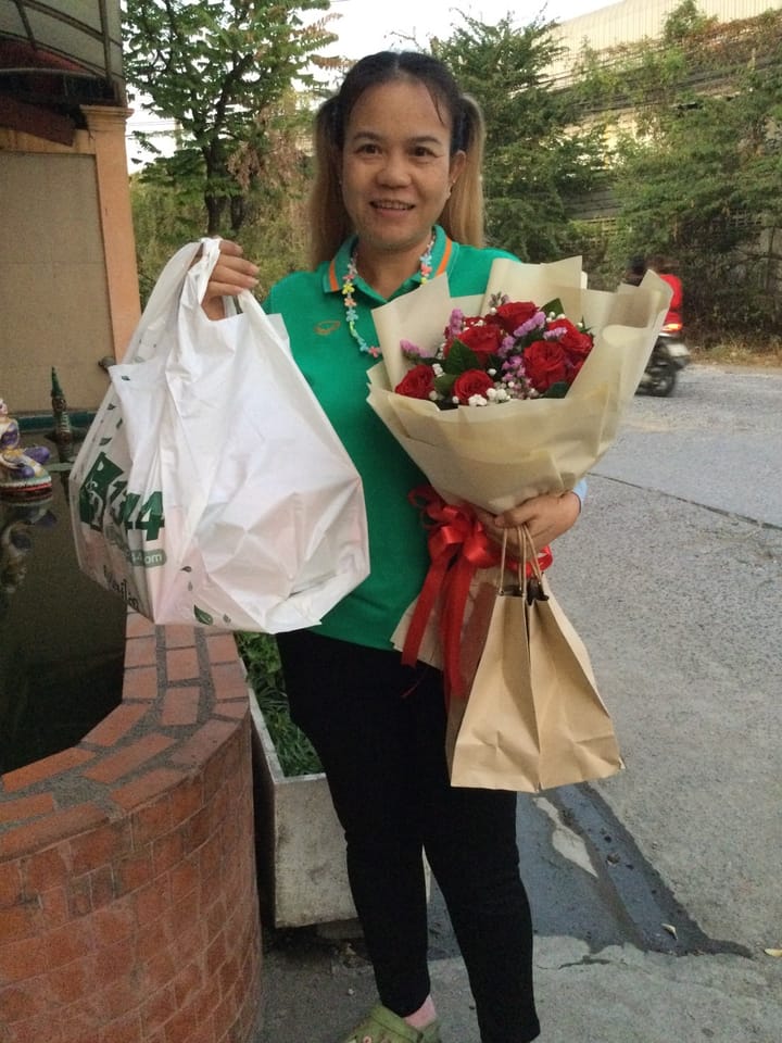 ลูกค้ากำลังรับช่อกุหลาบและยิปโซ สีแดง ขาว และม่วง (สินค้าอื่น)