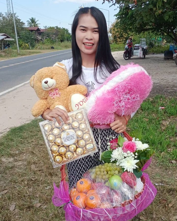 ลูกค้ากำลังรับช่อกุหลาบ เบญจมาศ และยิปโซ สีชมพูและขาว (สินค้าอื่น)