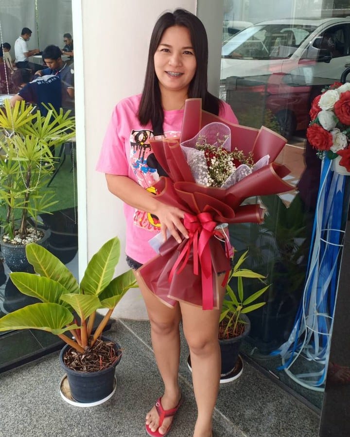 ลูกค้ากำลังรับช่อกุหลาบและยิปโซ สีแดงและขาว (สินค้าอื่น)