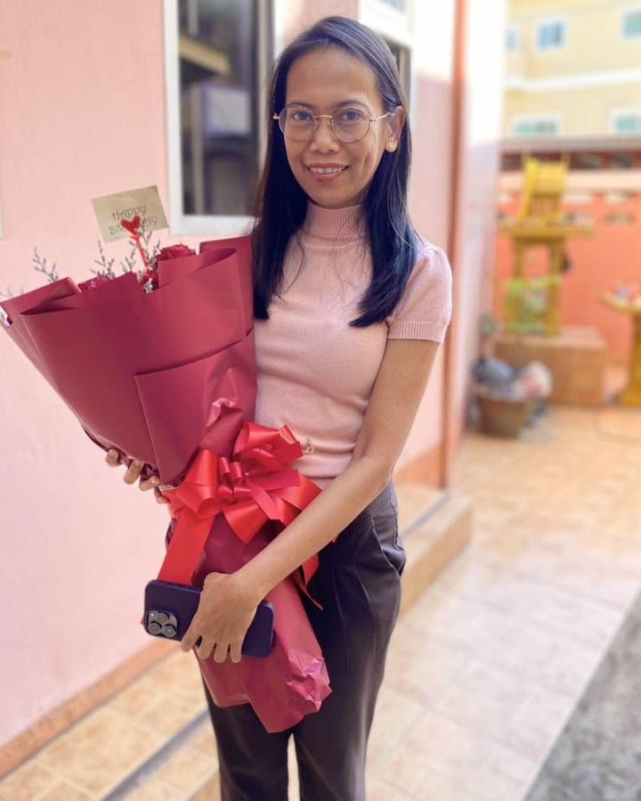 ลูกค้ากำลังรับช่อกุหลาบแดง (สินค้าอื่น)