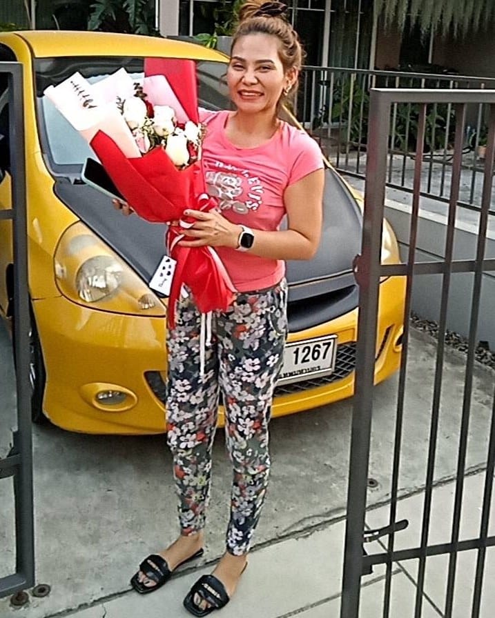 ลูกค้ากำลังรับช่อกุหลาบขาวและชมพู (สินค้าอื่น)