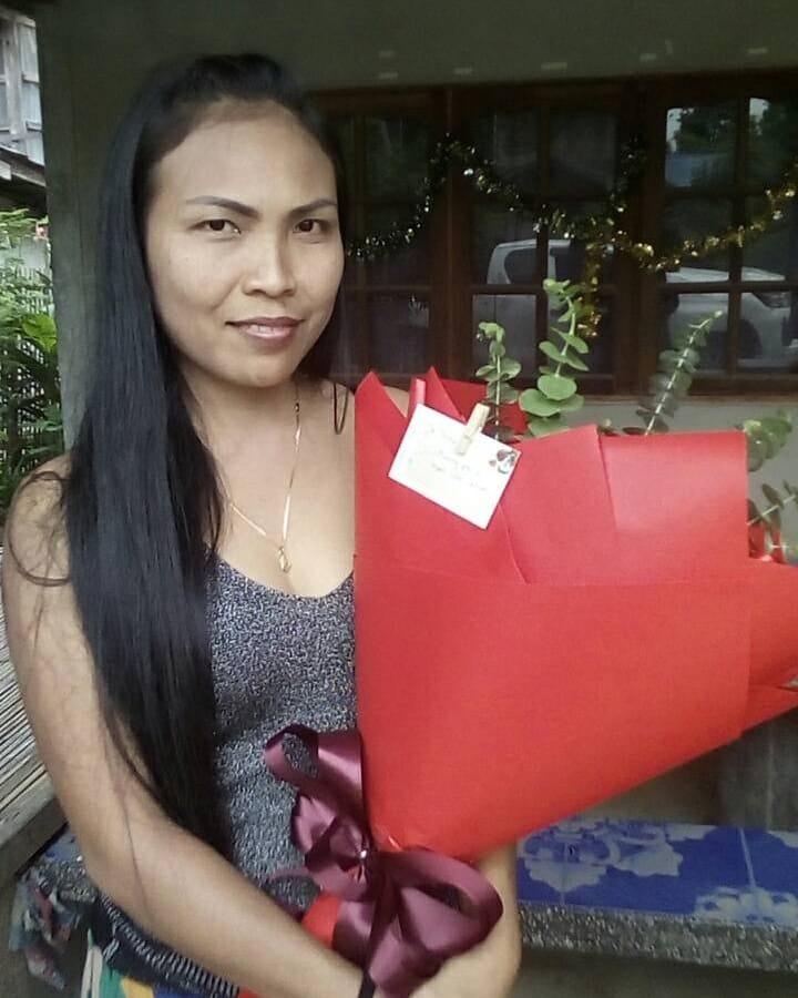 ลูกค้ากำลังรับช่อกุหลาบแดง (สินค้าอื่น)