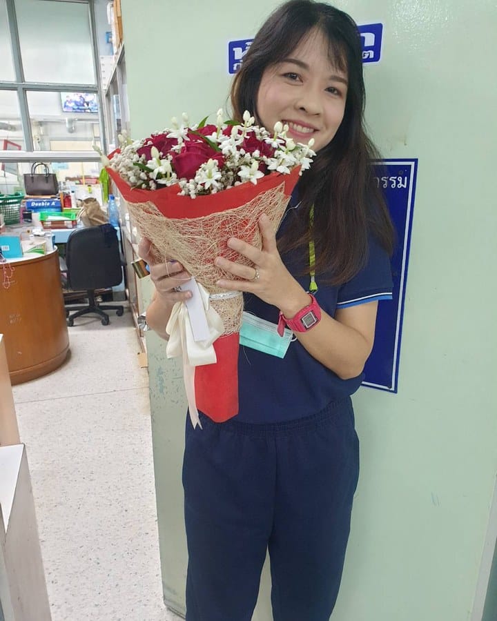 ลูกค้ากำลังรับช่อกุหลาบและยิปโซ สีแดงและขาว (สินค้าอื่น)
