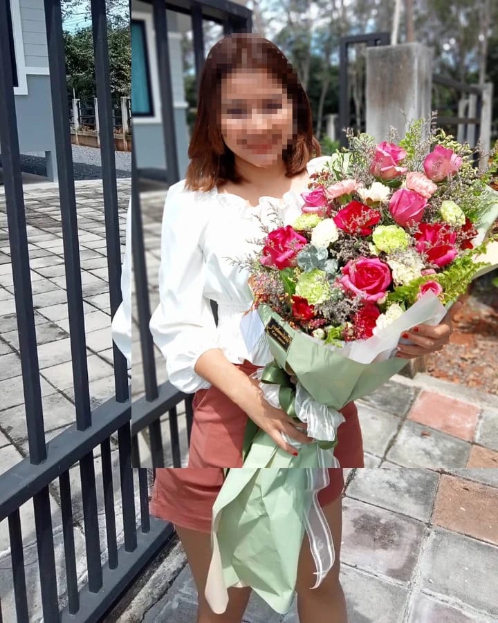ลูกค้ากำลังรับช่อดอกไม้ที่คล้ายกัน มีกุหลาบแดงและชมพูเข้ม เบญจมาศเขียว ดอกไม้สีขาวและครีม สแตติสม่วงอ่อน (สินค้าอื่น)