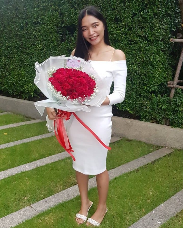 ลูกค้ากำลังรับช่อกุหลาบและยิปโซ สีแดงและขาว (สินค้าอื่น)