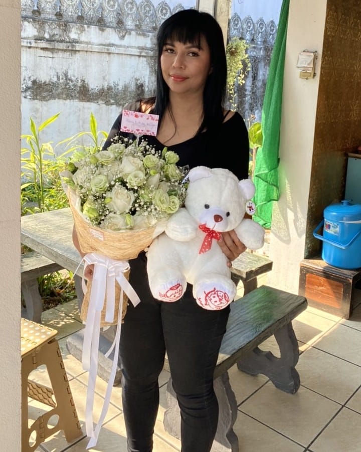 ลูกค้ากำลังรับช่อกุหลาบขาวและยิปโซ (สินค้าอื่น)