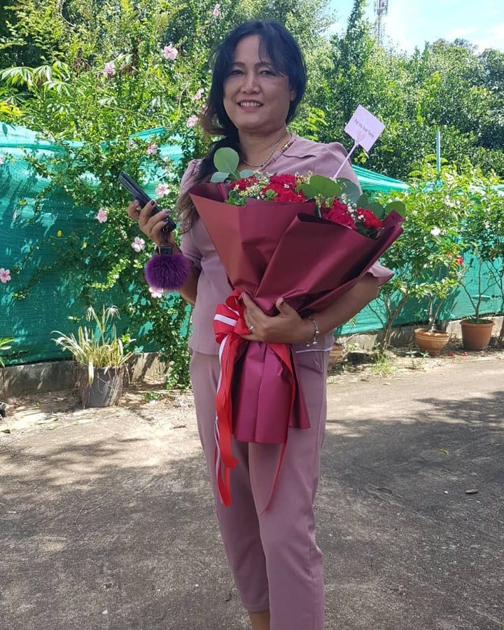 ลูกค้ากำลังรับช่อกุหลาบแดง (สินค้าอื่น)