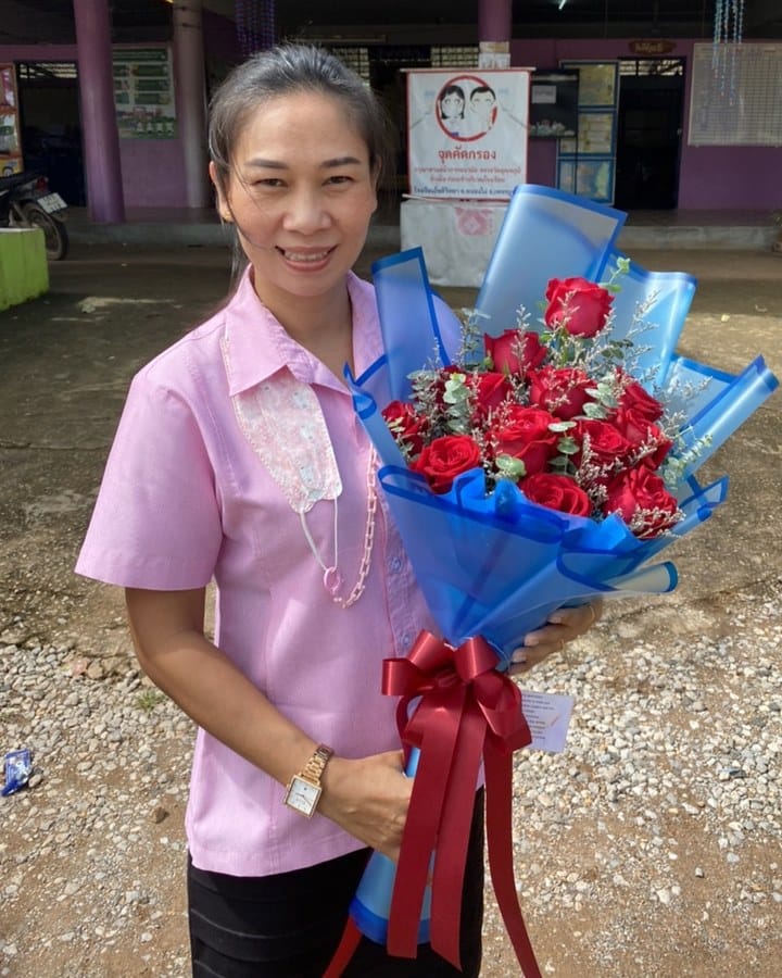 ลูกค้ากำลังรับช่อกุหลาบแดง (สินค้าอื่น)