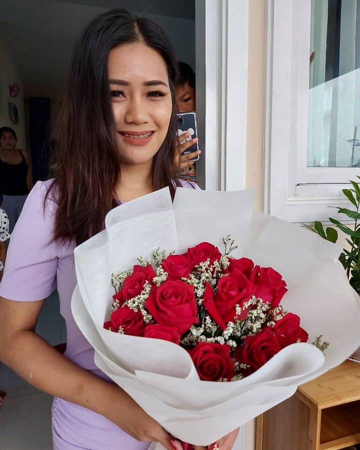 ลูกค้ากำลังรับช่อกุหลาบและยิปโซ สีแดงและขาว (สินค้าอื่น)