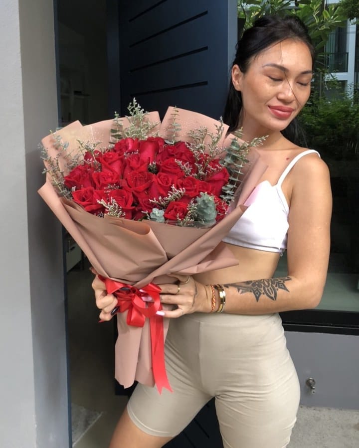 ลูกค้ากำลังรับช่อกุหลาบแดงและยิปโซ (สินค้าอื่น)