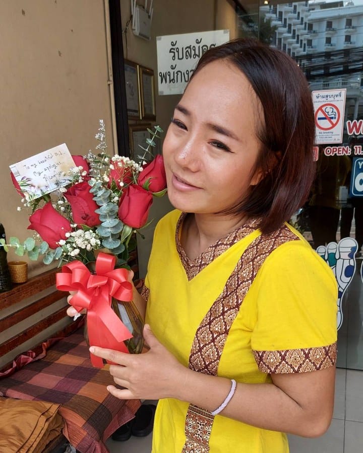 ลูกค้ากำลังรับช่อกุหลาบและยิปโซ สีแดงและขาว (สินค้าอื่น)